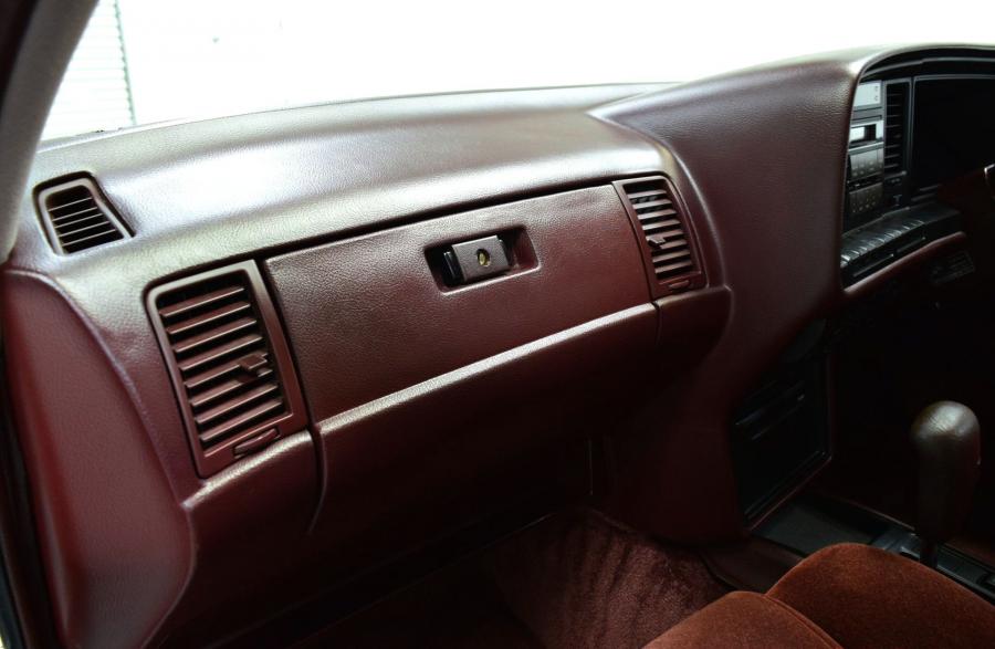 Детали интерьера Toyota Crown Royal Saloon Super Charger Hardtop (MS137) 1991 года  (фото 60 из 98)